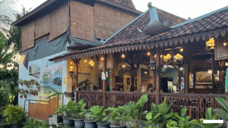 Jasa Kontraktor Bangunan Restoran dari Kayu Maros - Jasa Kontraktor Bangunan Restoran dari Kayu Maros Bergaransi